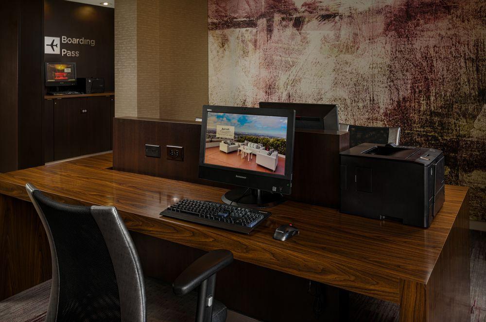 Отель Courtyard By Marriott New Haven Orange Экстерьер фото