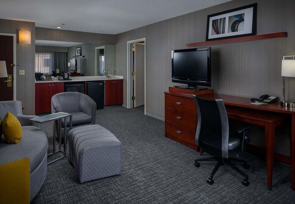 Отель Courtyard By Marriott New Haven Orange Экстерьер фото