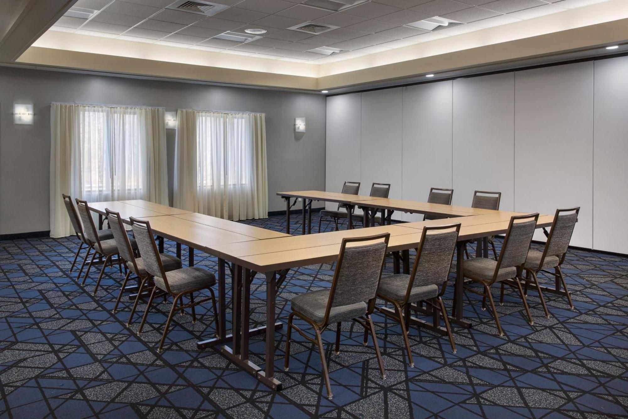 Отель Courtyard By Marriott New Haven Orange Экстерьер фото