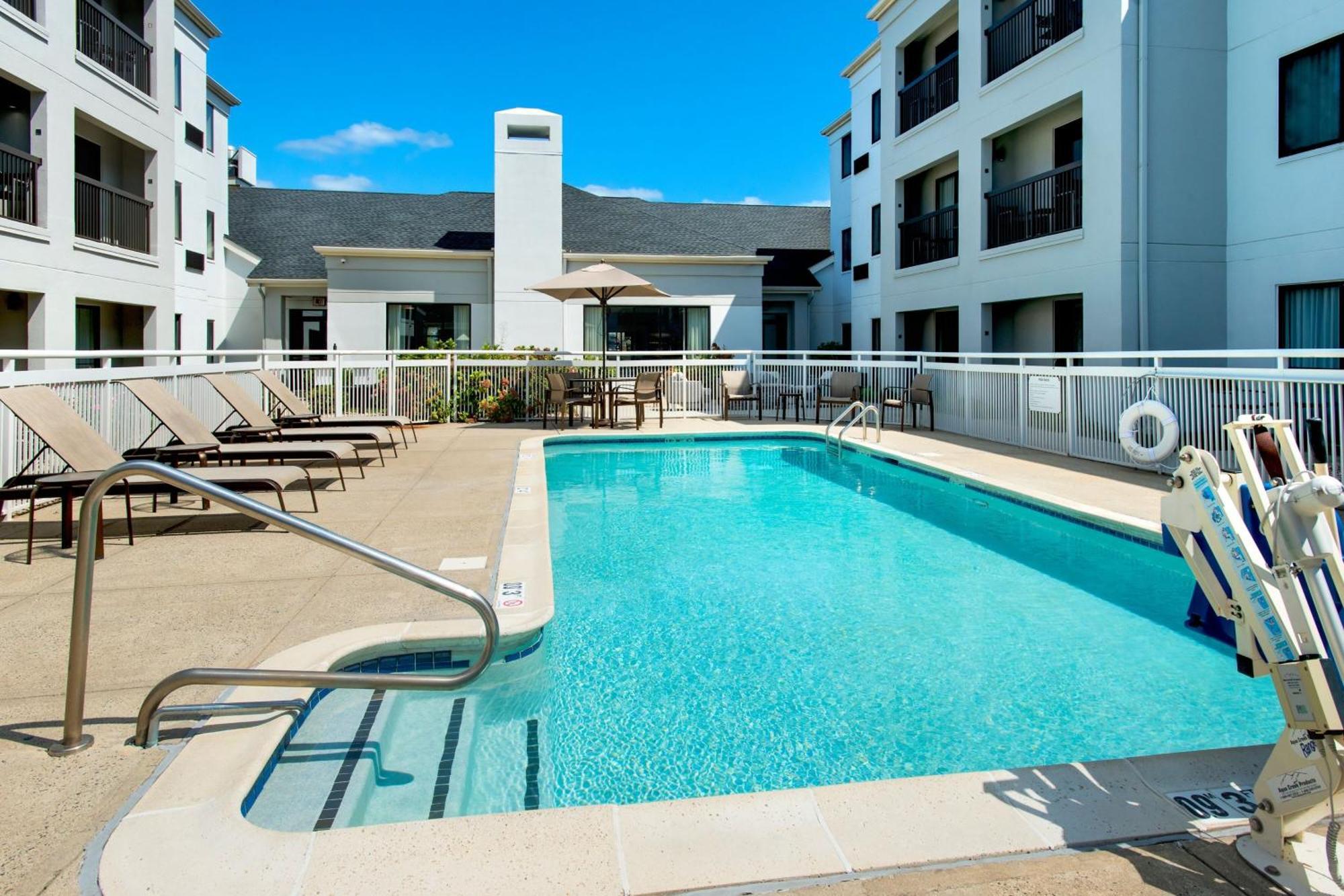 Отель Courtyard By Marriott New Haven Orange Экстерьер фото