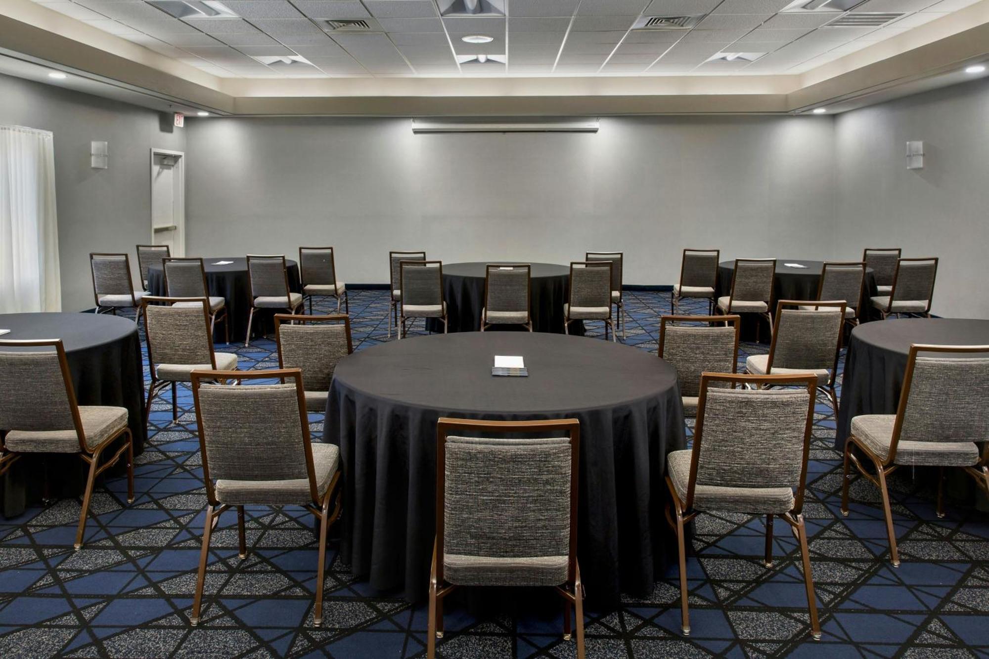 Отель Courtyard By Marriott New Haven Orange Экстерьер фото