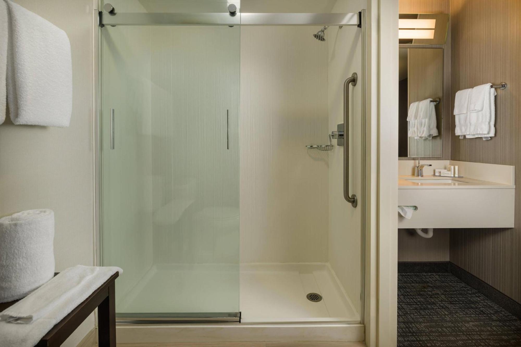Отель Courtyard By Marriott New Haven Orange Экстерьер фото