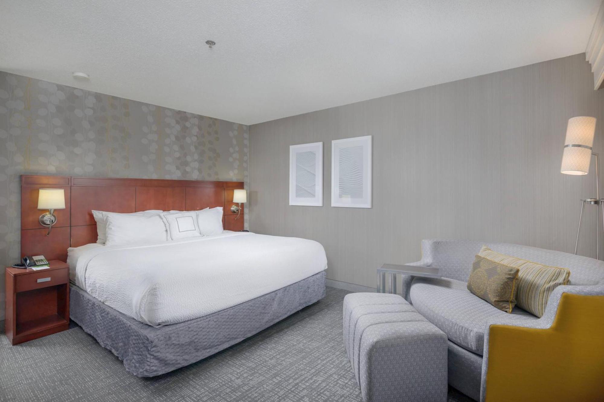 Отель Courtyard By Marriott New Haven Orange Экстерьер фото