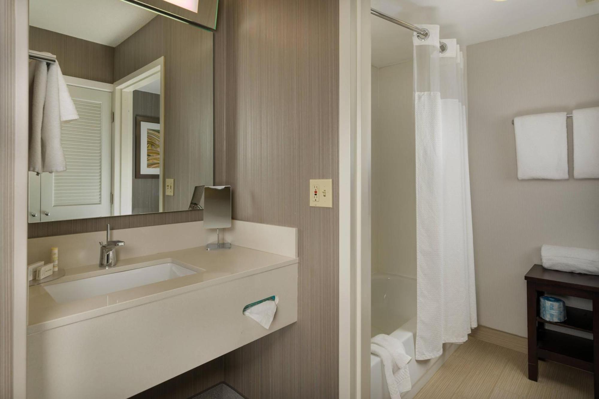 Отель Courtyard By Marriott New Haven Orange Экстерьер фото