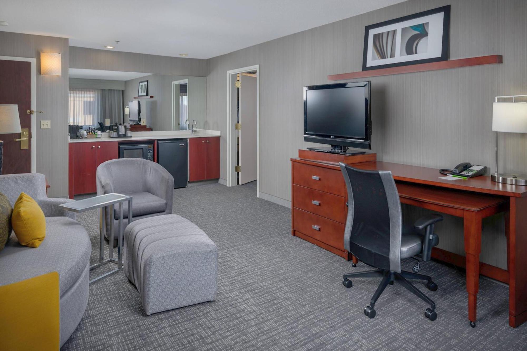 Отель Courtyard By Marriott New Haven Orange Экстерьер фото