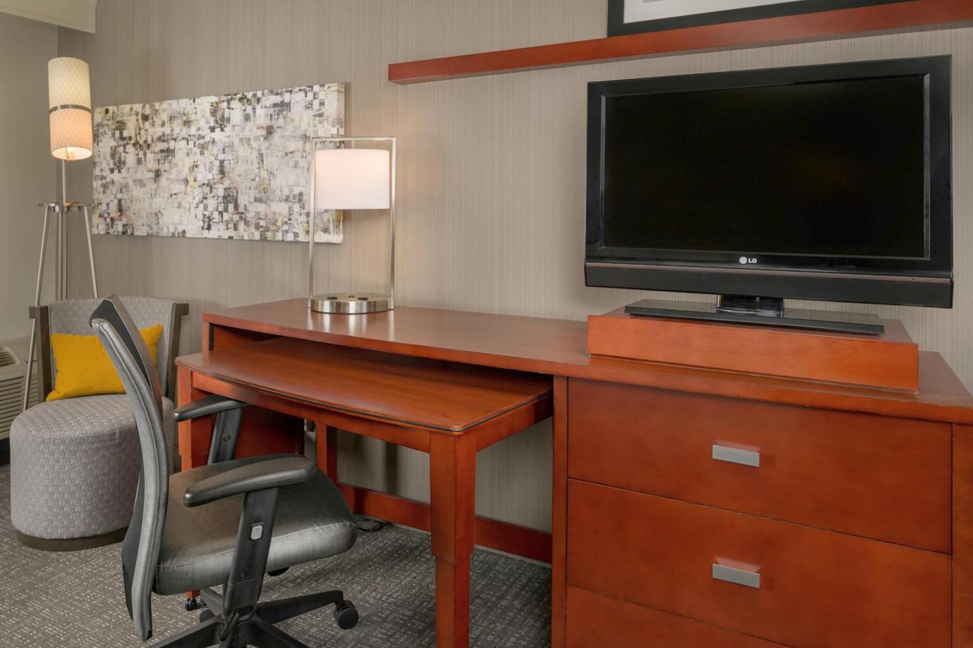 Отель Courtyard By Marriott New Haven Orange Экстерьер фото
