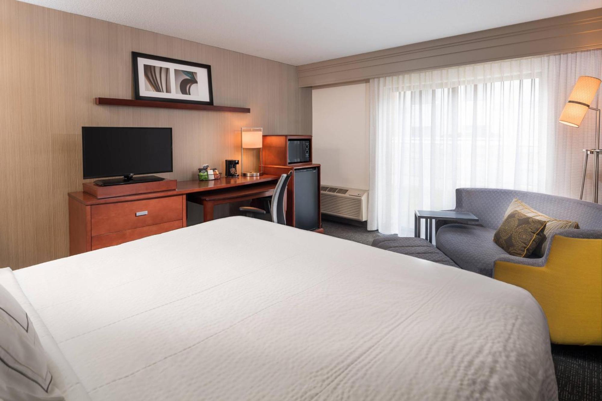 Отель Courtyard By Marriott New Haven Orange Экстерьер фото